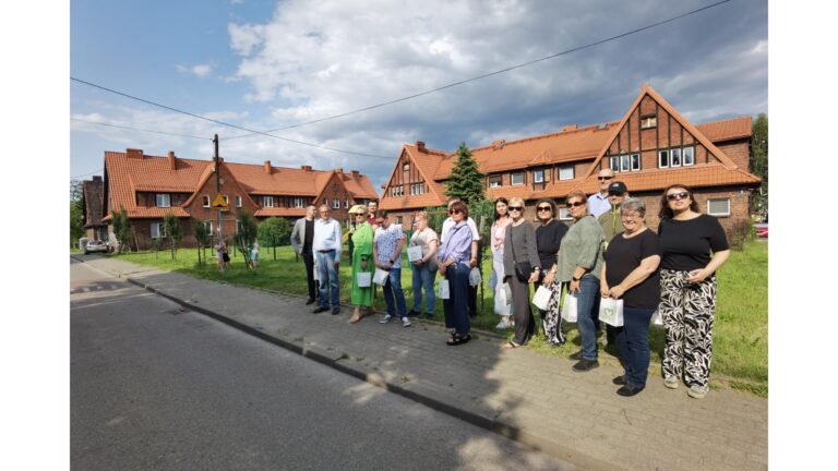Wizyta gości z Niemiec, Łotwy i Powiatu Tczewskiego na osiedlu Emma