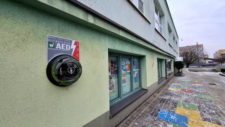 Kapsuła ratująca życie na ścianie MOK-u