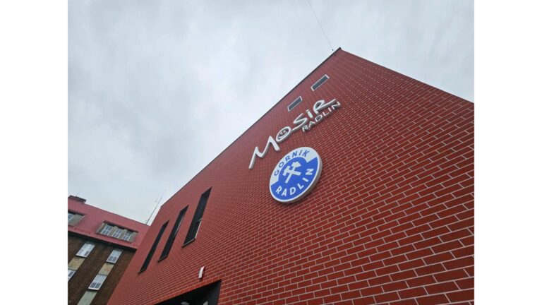 Nowy budynek multisportowy i trybuna – oficjalnie oddane do użytku